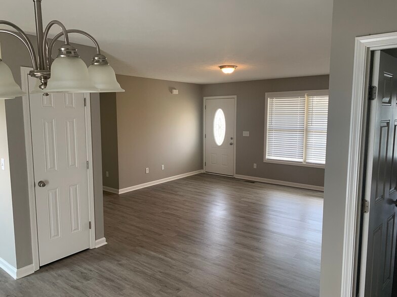 Building Photo - 617 Mimosa Dr
