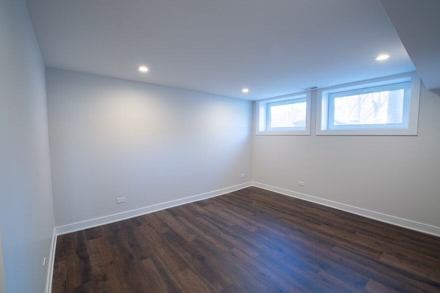 Building Photo - 1900 W Foster Ave