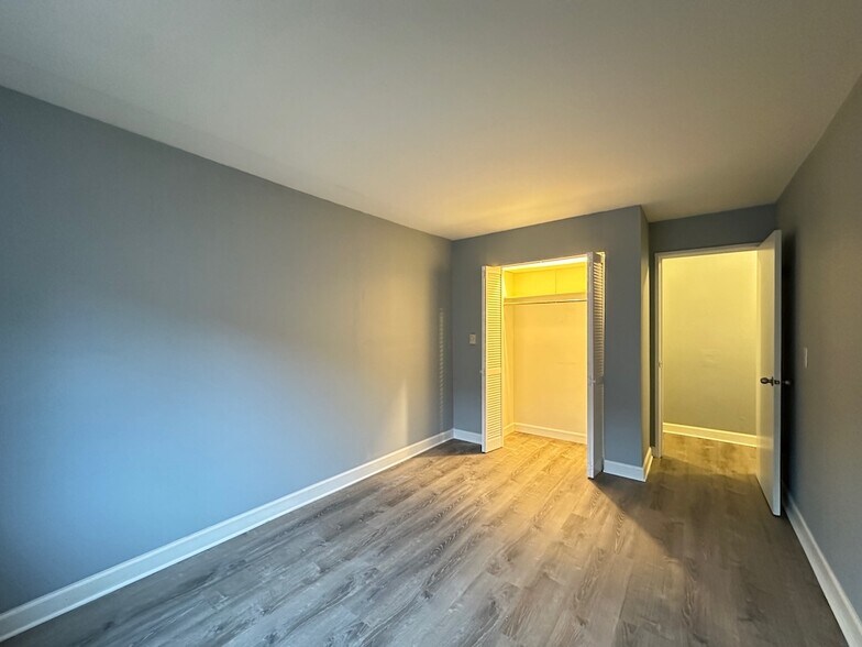 Building Photo - 3825 N Pine Grove Ave