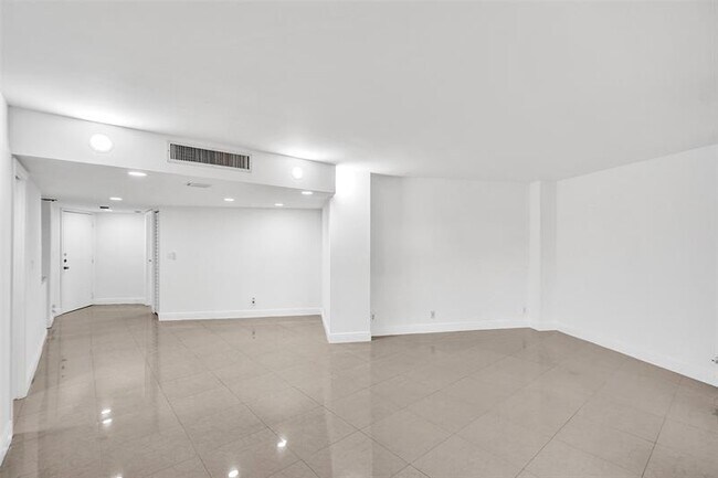 Building Photo - 20400 W Country Club Dr