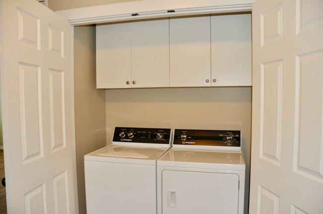 Building Photo - 3 bed 2.5 bath Townhouse