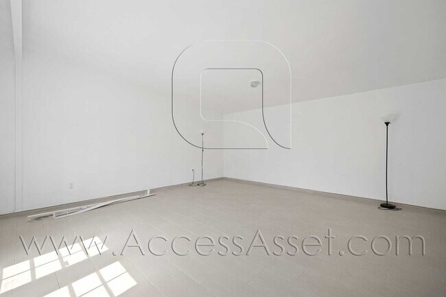 Building Photo - Spacious 3-Bedroom Torrance Home with Private Yard & Modern Interior