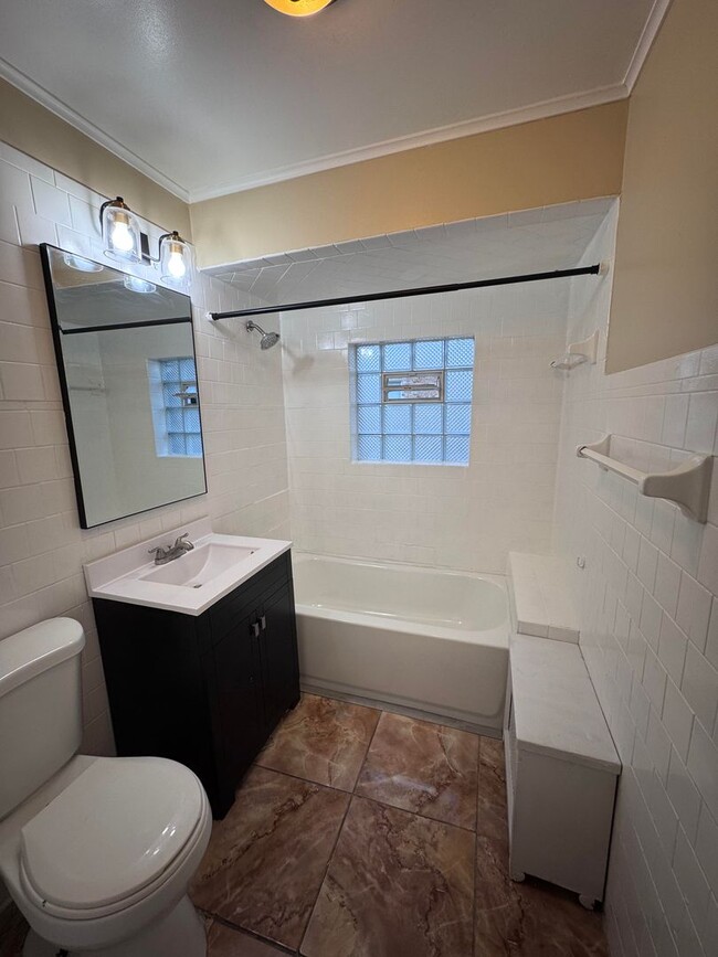 Building Photo - 4 Bed 1.5 Bath - Single Family Home locate...