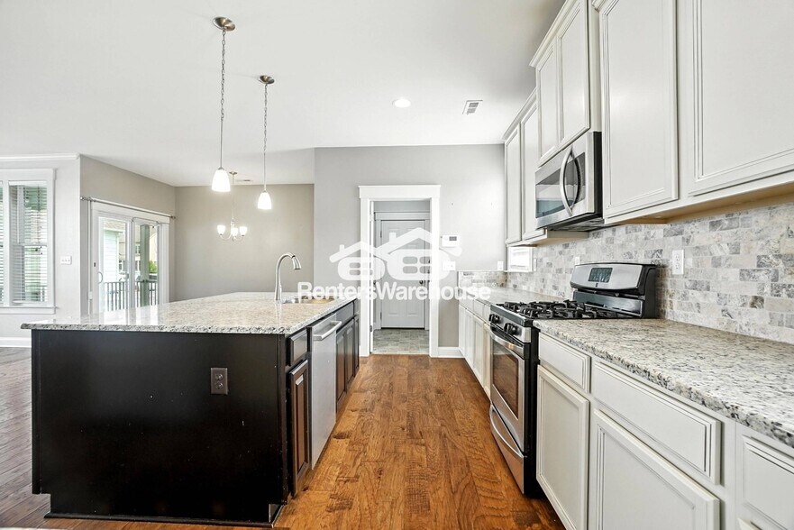 Building Photo - 3304 Patrick Henry Dr