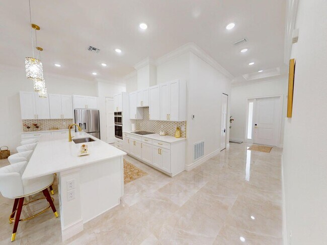 Building Photo - 409 SW Bradshaw Cir