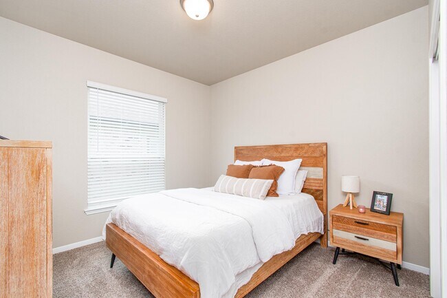 Building Photo - 10207 Six Shooter Ln