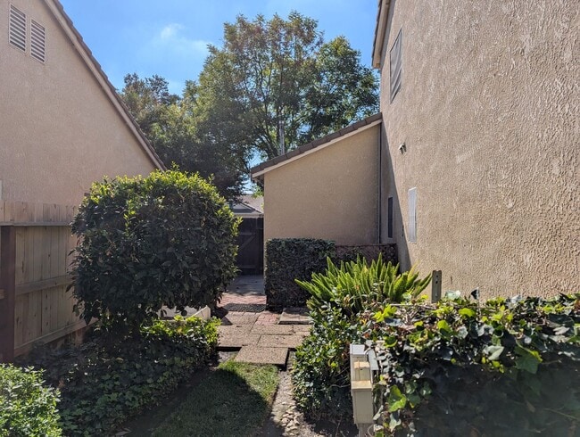 Building Photo - Nice and modern home with upgraded ameniti...