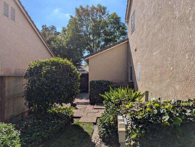 Building Photo - Nice and modern home with upgraded amenities, a wonderful floor plan, master suite, nice backyard...