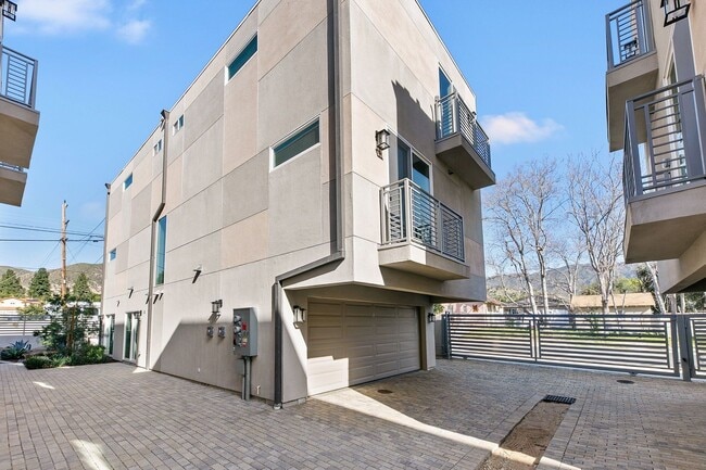 Building Photo - 13637 N Fellows Ave