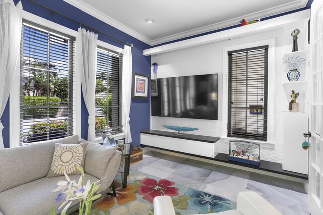 Building Photo - 1020 Miramar Dr