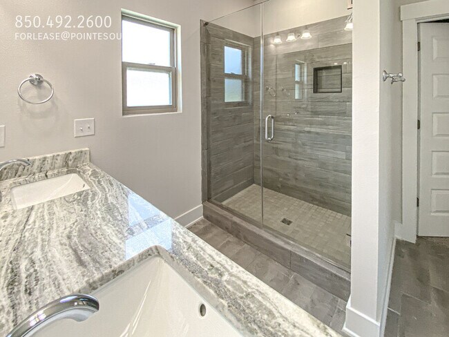 Building Photo - 10078 Lakeview Dr
