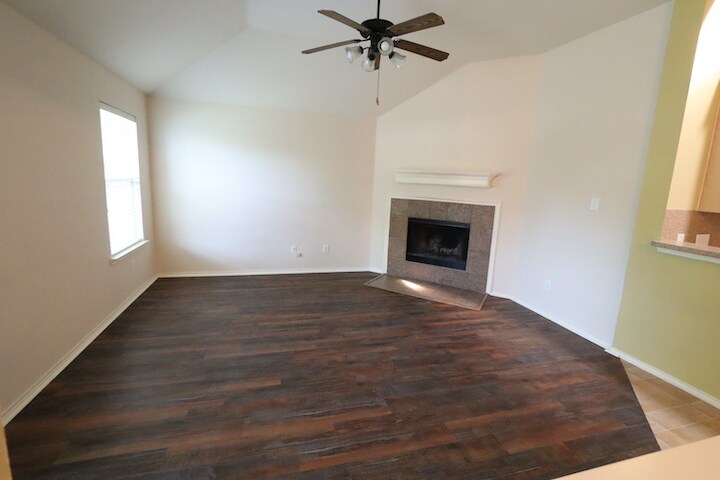 Building Photo - 1000 Warbler Ln