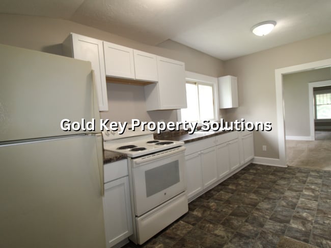 Building Photo - Updated 2 BR 1 BA House with Garage and Fe...