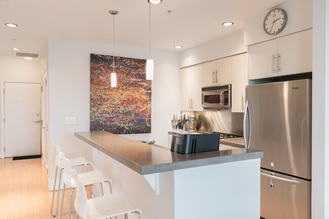 Building Photo - Luxury U St Condo | 2 Bed + Den | 2 Bath | 1,350 Sf | Large Balcony | 1 Garage Parking Space