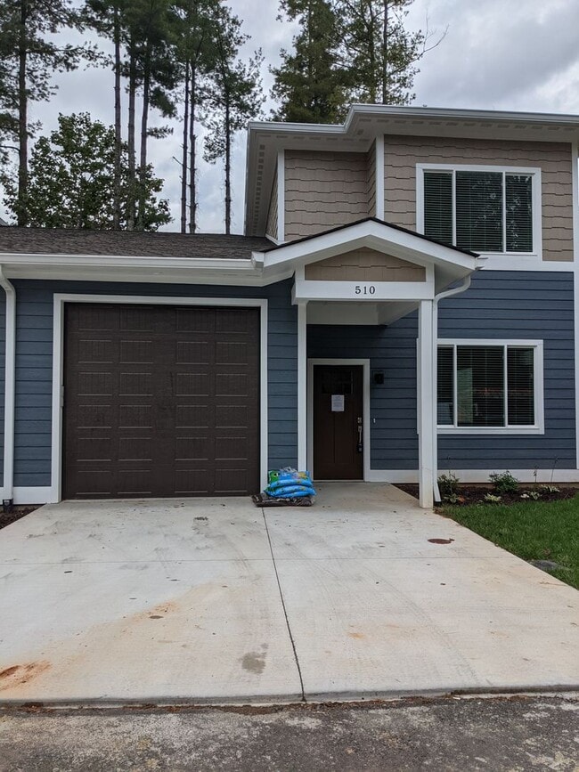 Building Photo - Black Mountain Townhouse Rental