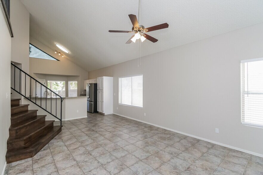 Building Photo - 441 S Maple
