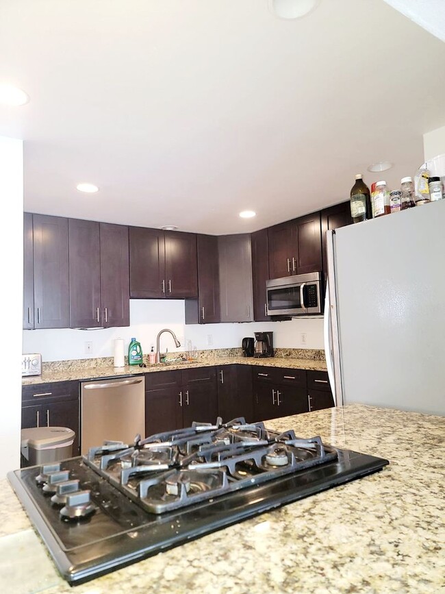 Building Photo - AUGUST PRE-LEASE Updated kitchen, Granite,...