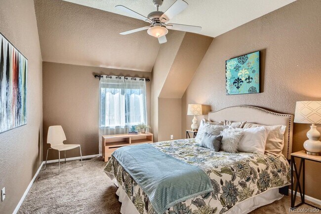 Building Photo - Fantastic 3 bed, 2.5 bath Townhome in Univ...