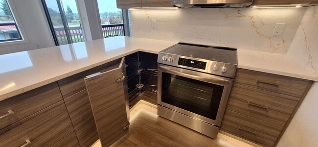 Building Photo - Luxurious 2-Bed, 2-Bath Condo with Spectacular Views and Designer Upgrades in Kirkland!!