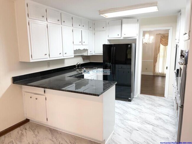 Building Photo - 5BR 3.5BA Stunning Home w/ Kitchen Suite • Garage + Carport in Marietta