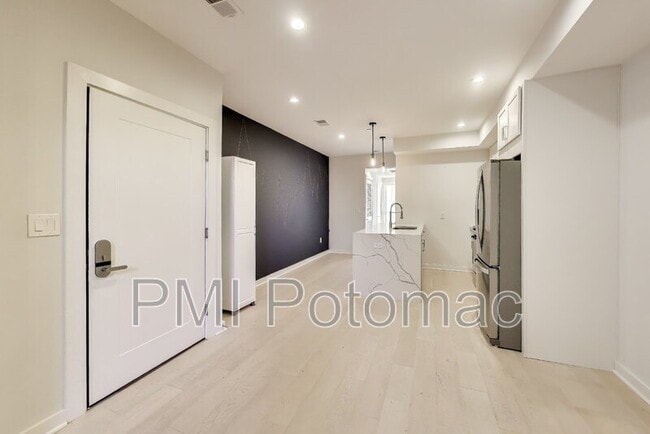 Building Photo - 531 Kennedy St NW