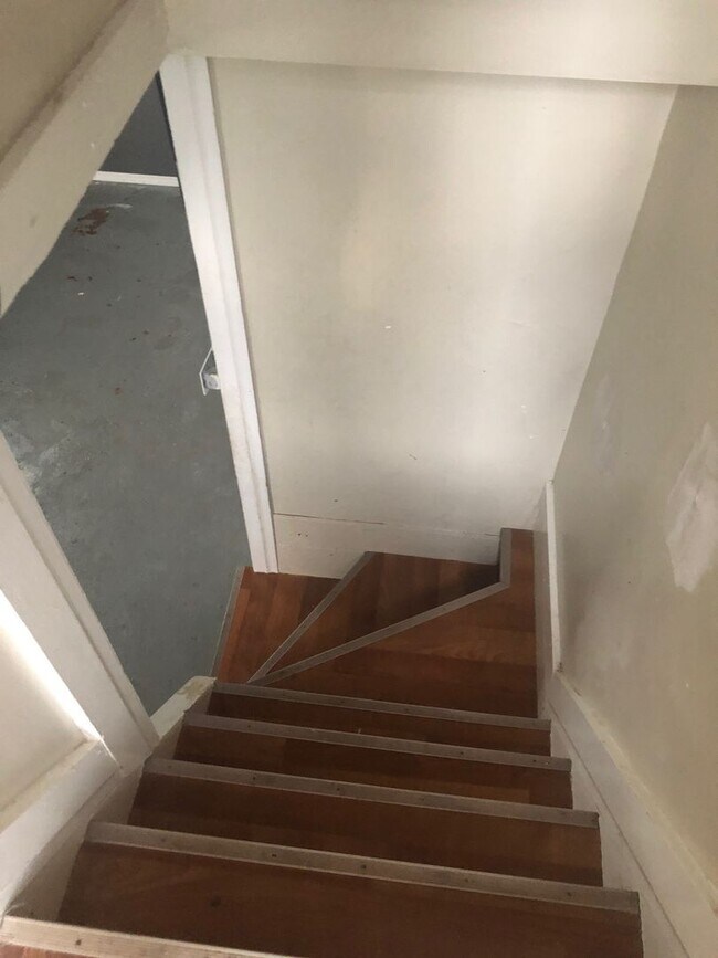 Building Photo - 2 Bedroom home with garage in Mayfield Hts!