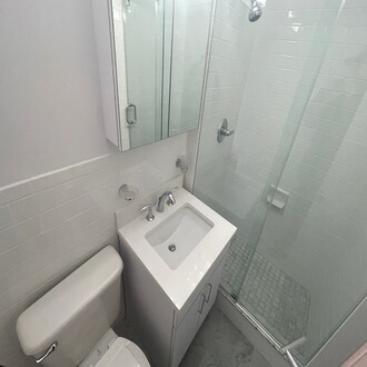 Building Photo - 405 E 88th St