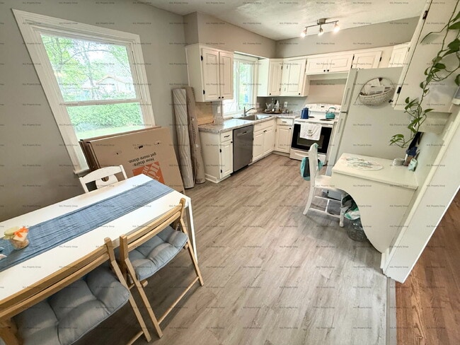 Building Photo - Beautiful 3 Bedroom / 3 bathroom Home Ready May 7th