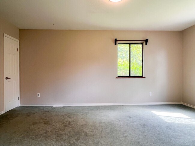 Building Photo - 1055 River St