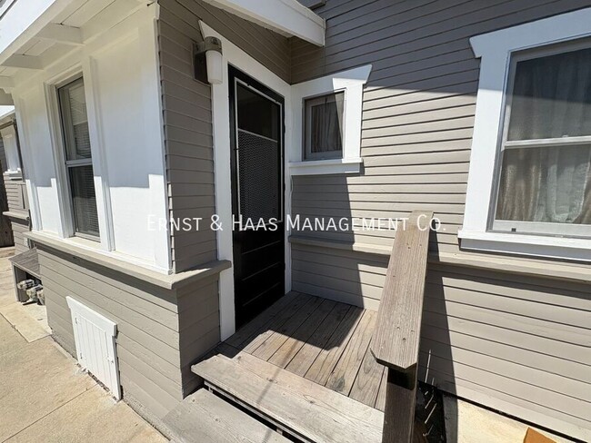 Building Photo - 926 Newport Ave