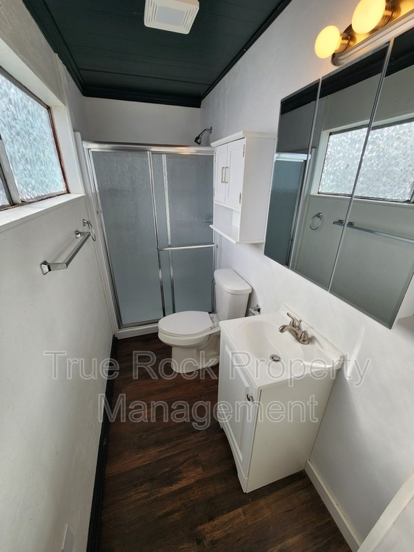 Building Photo - 631 N Hickory Ave