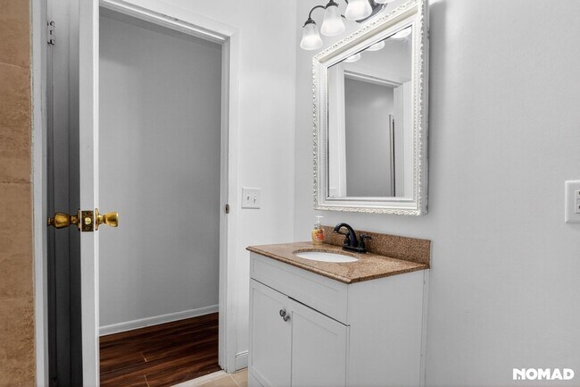 Building Photo - 215 N Pine St