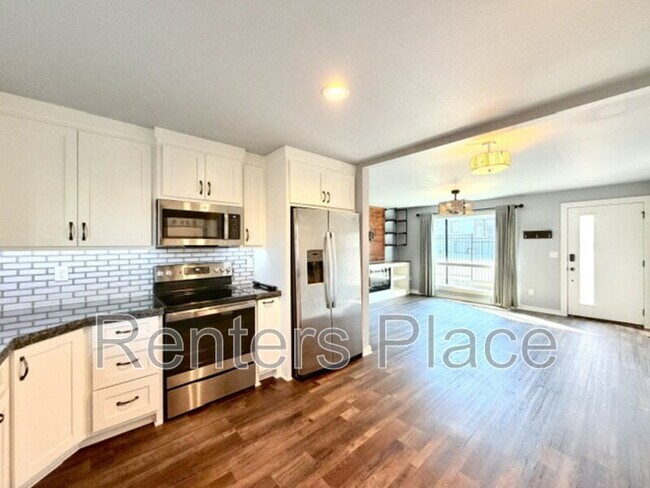 Building Photo - 624 S Quincy Ave