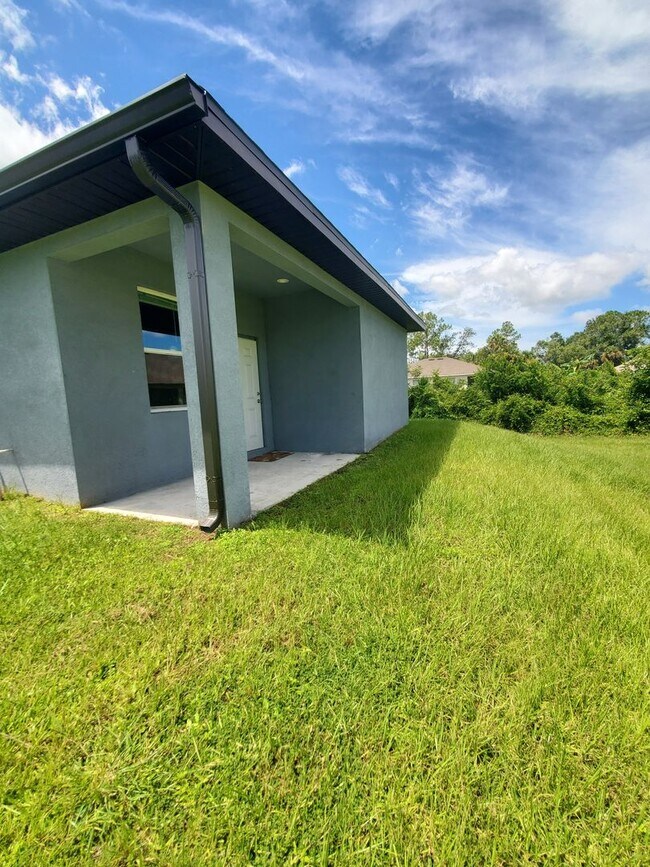 Building Photo - Great Location in Lehigh Acres, 3/2/1 in G...