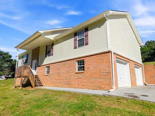 Building Photo - 1690 River Bend Rd
