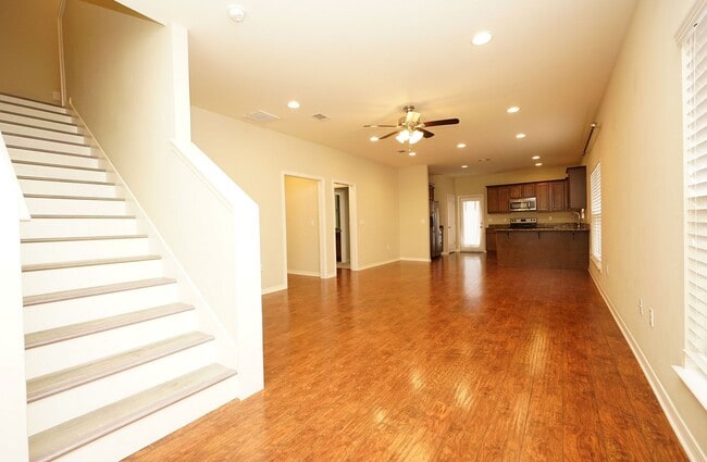 Building Photo - Central Niceville Location