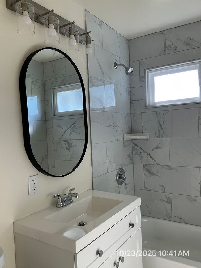 Building Photo - Refreshed 3 Bedroom