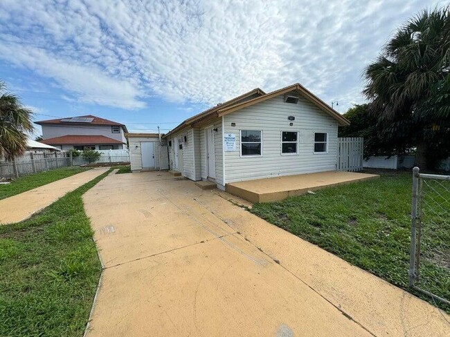 Building Photo - 611 53rd St