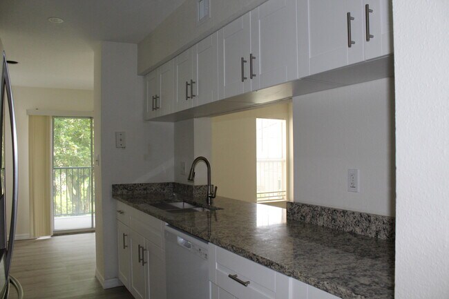 Building Photo - 899 Riverside Dr