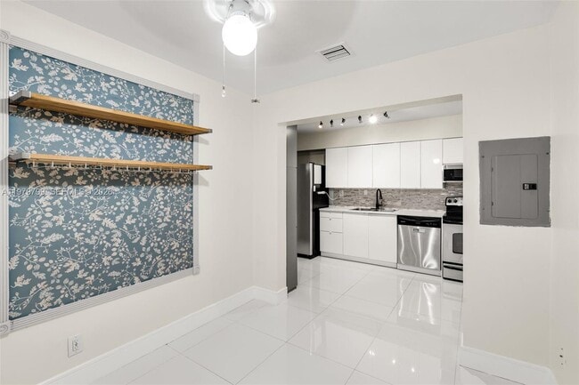 Building Photo - 5655 NE 5th Terrace