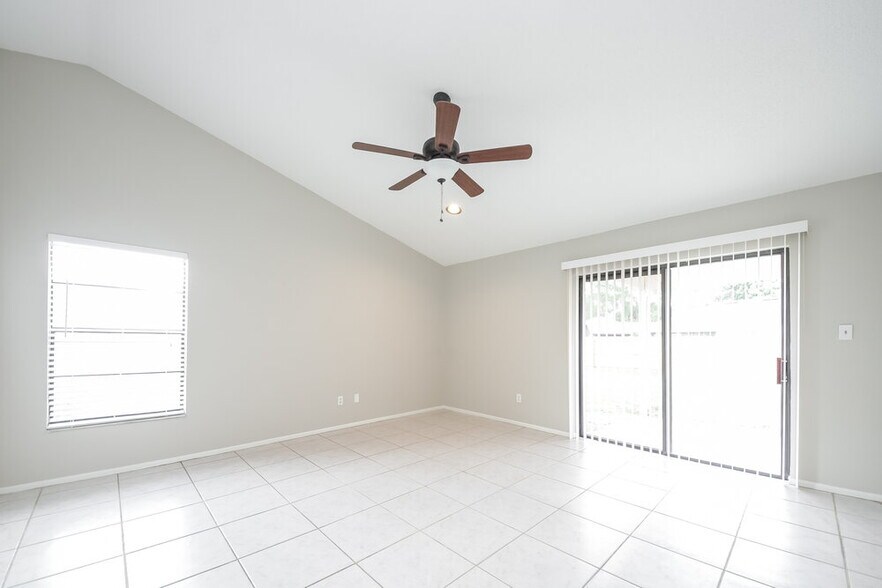 Building Photo - 1000 Dinero Dr