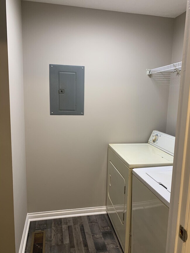 Building Photo - 301 McFadin Station St