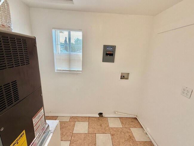 Building Photo - Spacious 4 Bedroom, 3 Bathroom Home with Driveway