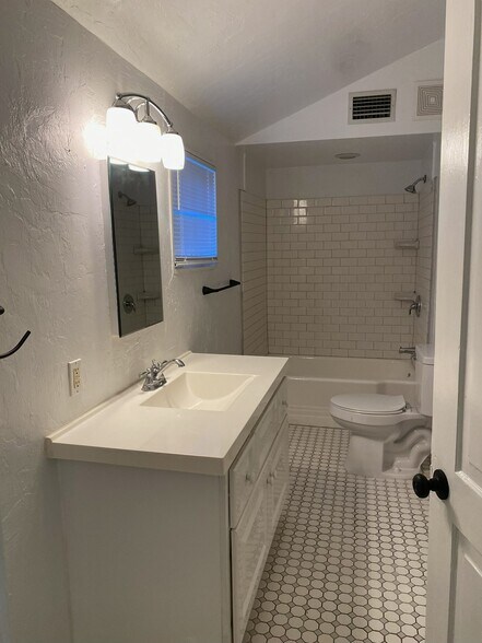 Building Photo - 311 SW 3rd Ave