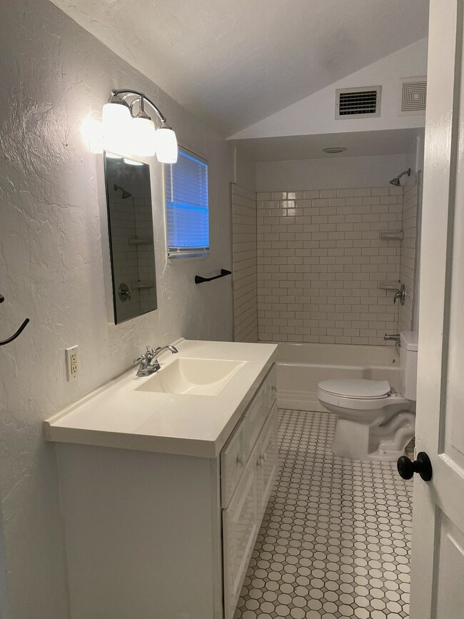 Building Photo - 311 SW 3rd Ave