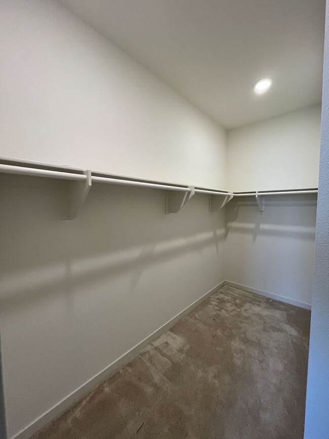 Building Photo - Gated 3+2.5 w/loft, walk-in pantry + dual ...