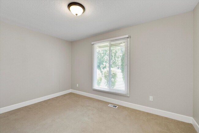 Building Photo - Live in One of Lake Oswego's Most Convenie...