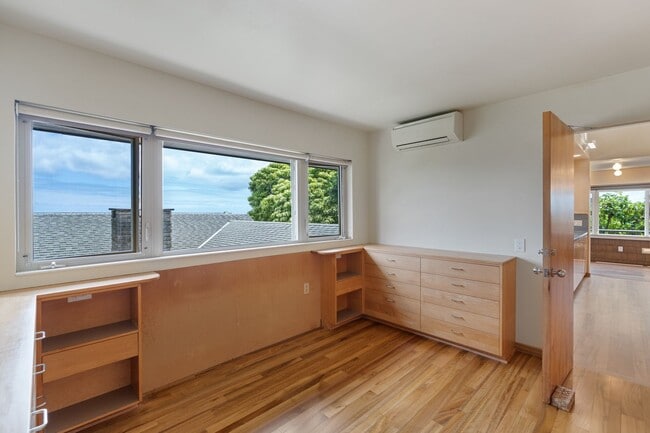 Building Photo - Lovely 2/2 Makiki Heights Home - Utilities...