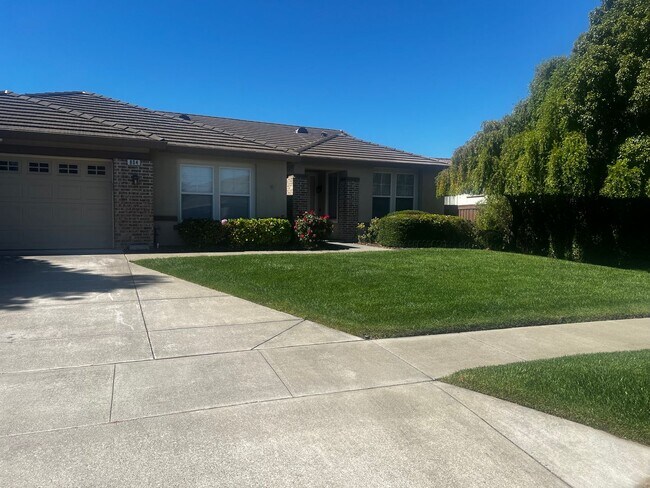 Building Photo - Beautiful Green Valley Home