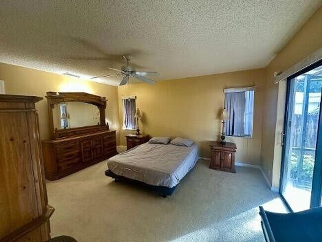 Building Photo - 4914 Acorn Dr